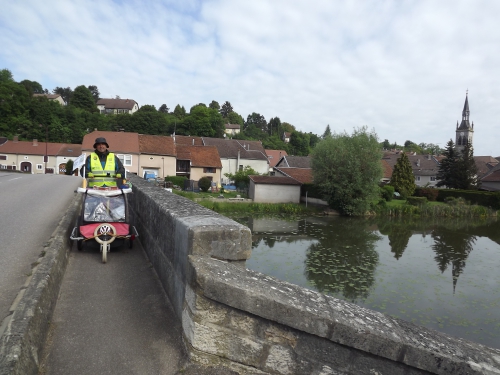 17 - Nicolas retraverse la Meuse (à remarquer le passage prévu pour le handicap).JPG